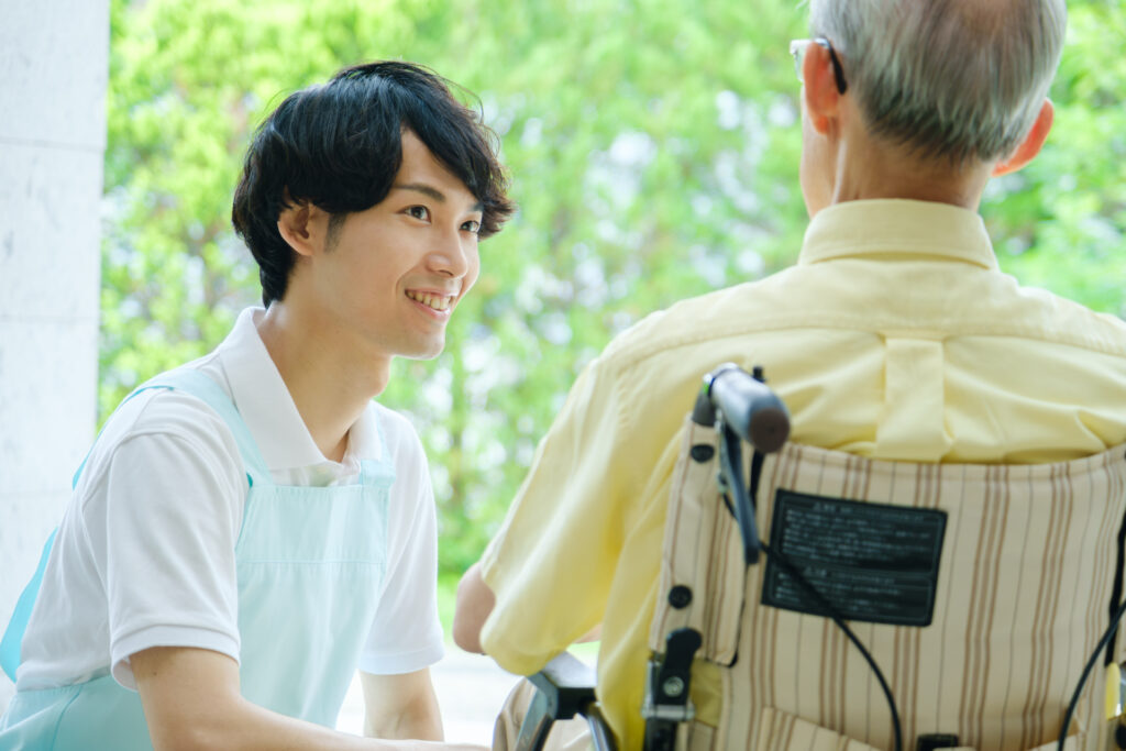 男性介護士と車椅子の高齢男性
