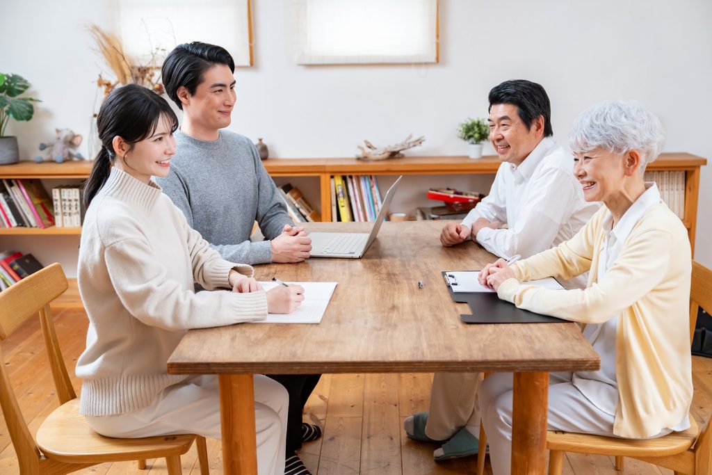 親子夫婦で話し合う写真